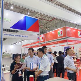 Giới thiệu cho khách tham quan sản phẩm mới