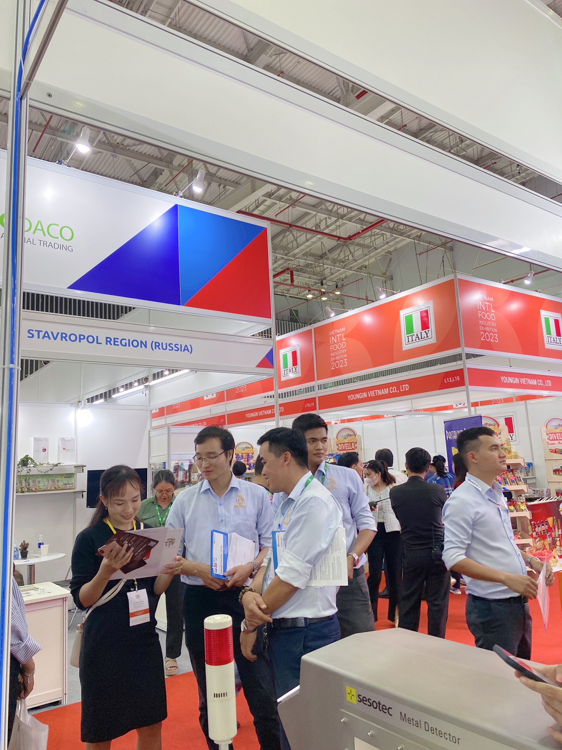 Giới thiệu cho khách tham quan sản phẩm mới
