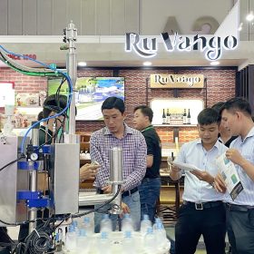 Khách hàng tham quan hệ thống nhỏ khí nito lỏng