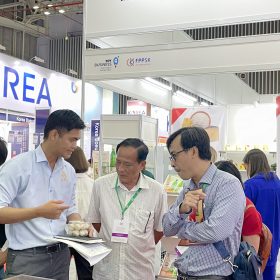 Hỗ trợ thông tin cho khách hàng tại Foodexpo 2023
