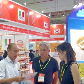 Khách hàng được đội ngũ Huỳnh Long hỗ trợ