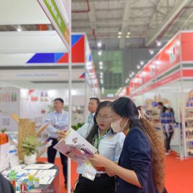 Tư vấn cho khách hàng tại Foodexpo 2023