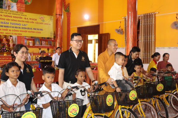 huynh long trao xe dap 07