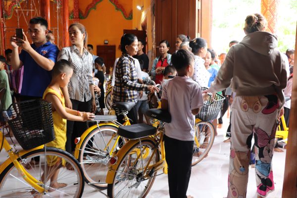 huynh long trao xe dap 08