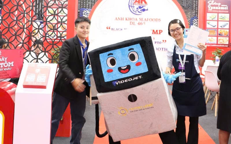 Huỳnh Long giao lưu với khách tham quan và gian hang khác tại VietFish 2024