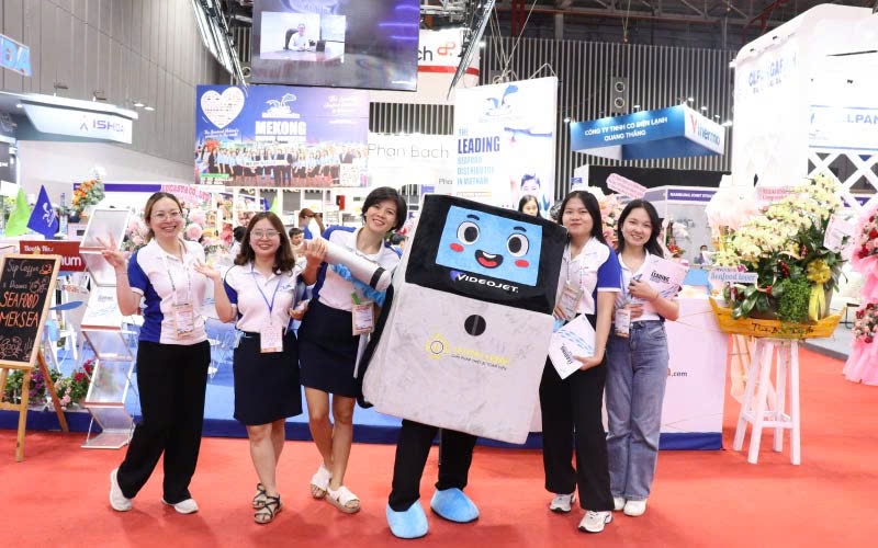 Huỳnh Long giao lưu với khách tham quan và gian hang khác tại VietFish 2024