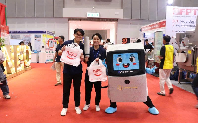 Huỳnh Long giao lưu với khách tham quan và gian hang khác tại VietFish 2024