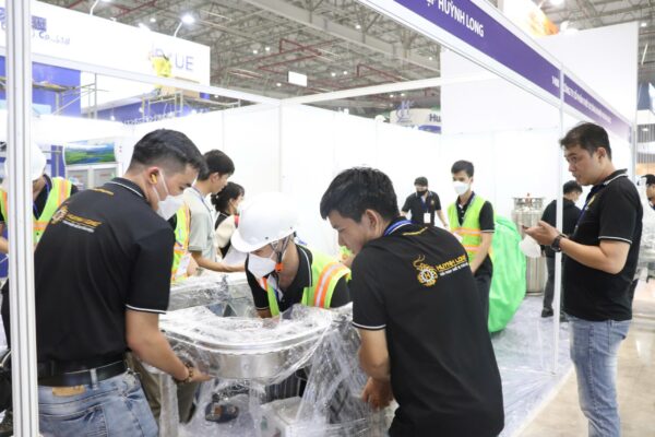 Huỳnh Long thi công gian hàng trước triển lãm VietFish 2024 - Hình 1