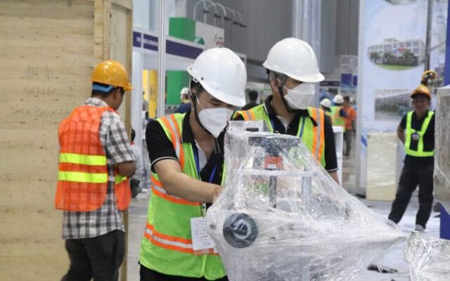 Huỳnh Long thi công gian hàng trước triển lãm VietFish 2024 - Hình 2