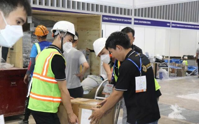Huỳnh Long thi công gian hàng trước triển lãm VietFish 2024 - Hình 3