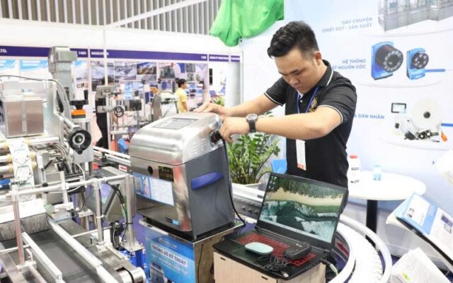 Huỳnh Long thi công gian hàng trước triển lãm VietFish 2024 - Hình 4