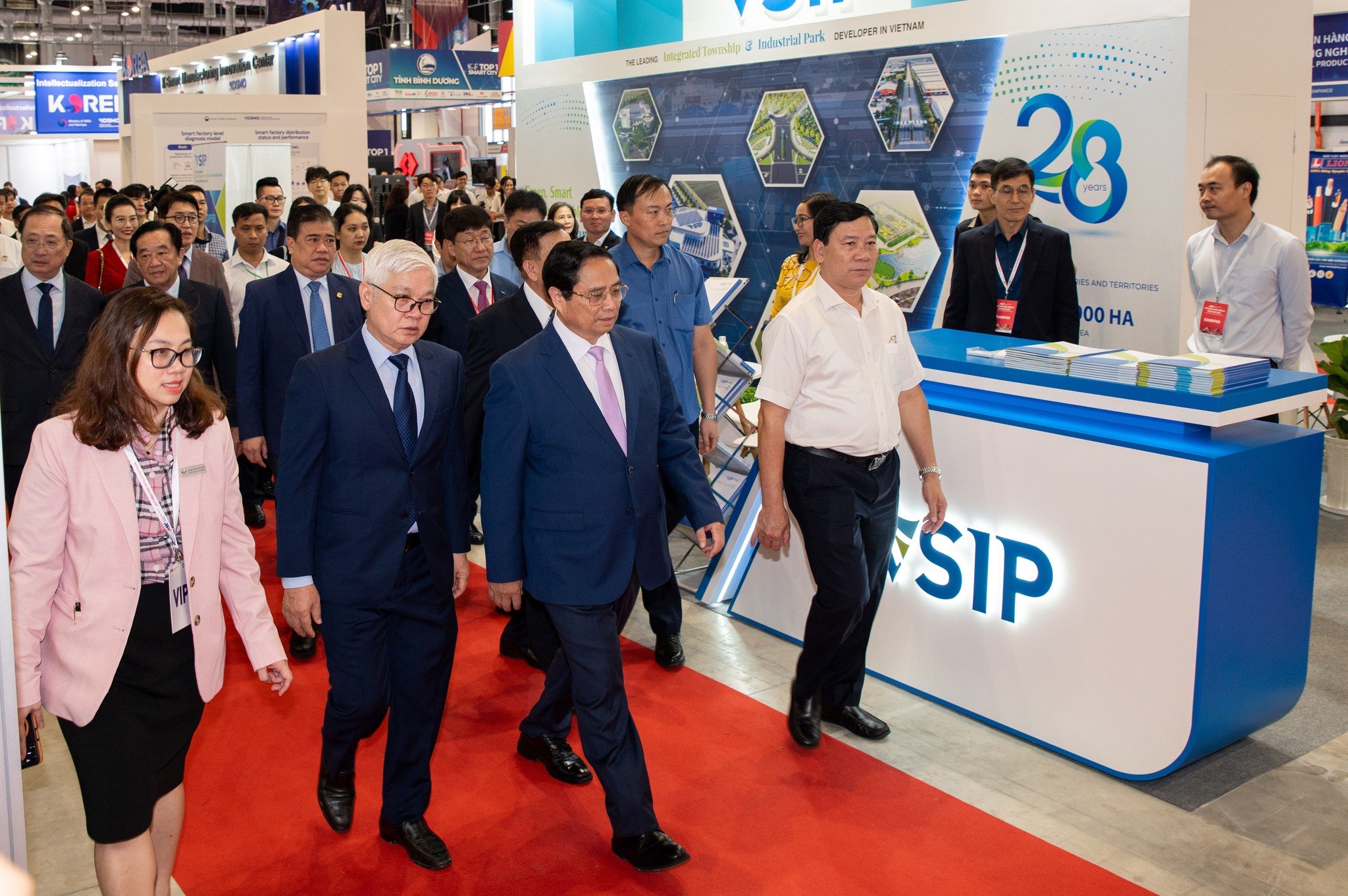 Thủ tướng Phạm Minh Chính ghé thăm triển lãm Automation World Vietnam 2024