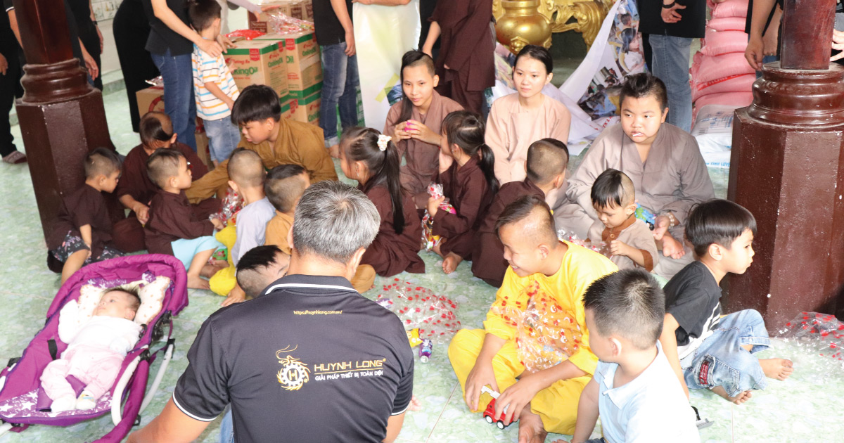 Tập thể Huỳnh Long tại chùa Phước Thiện