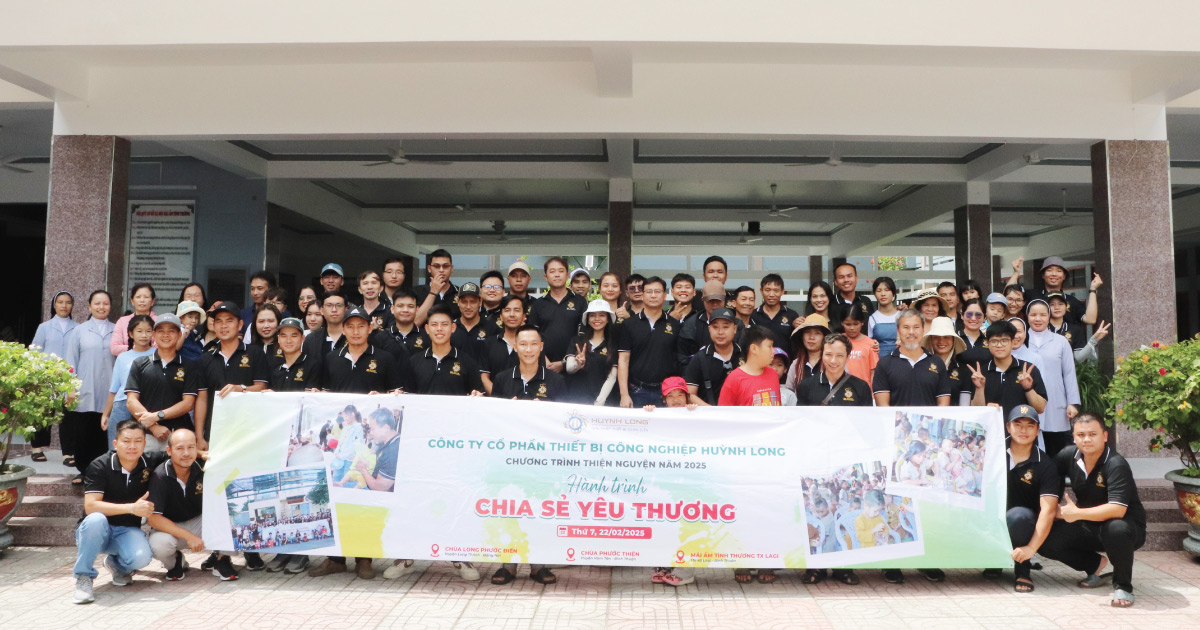 Tập thể Huỳnh Long tại mái ấm tình thương TX Lagi