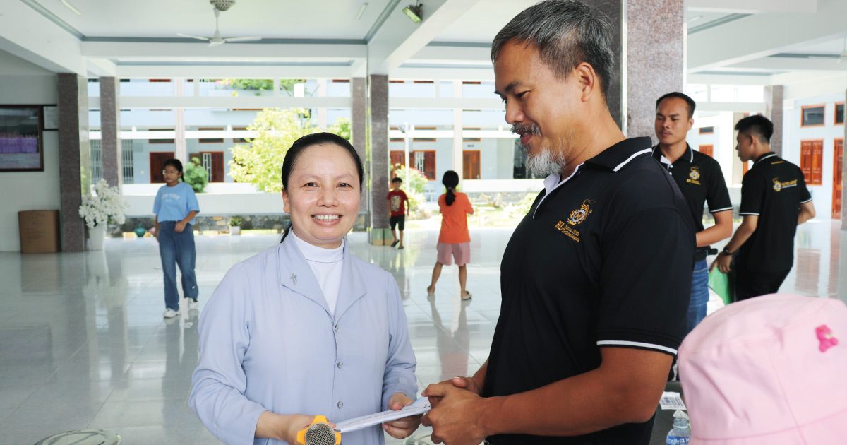 Tập thể Huỳnh Long tại mái ấm tình thương TX Lagi