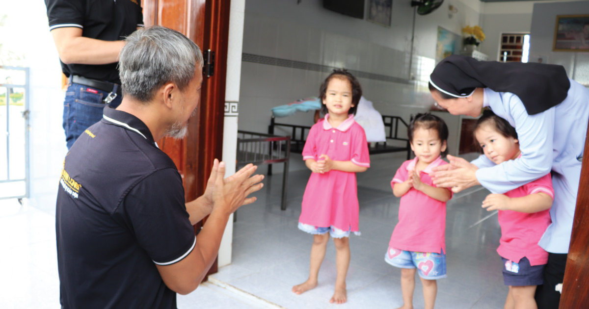 Tập thể Huỳnh Long tại mái ấm tình thương TX Lagi