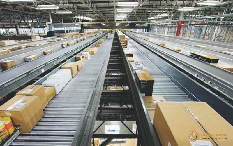 Robot bốc xếp hàng và băng tải tự động giải pháp nào tốt hơn? 4 Băng tải tự động là một hệ thống dùng để vận chuyển hàng hóa từ điểm này đến điểm khác trong dây chuyền sản xuất hoặc phân phối
