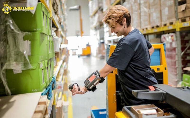 Barcode là gì? Ứng dụng mã barcode trong lưu thông hàng hóa 8 Gắn mã barcode lên từng linh kiện giúp doanh nghiệp theo dõi tiến độ sản xuất và kiểm soát chất lượng sản phẩm hiệu quả