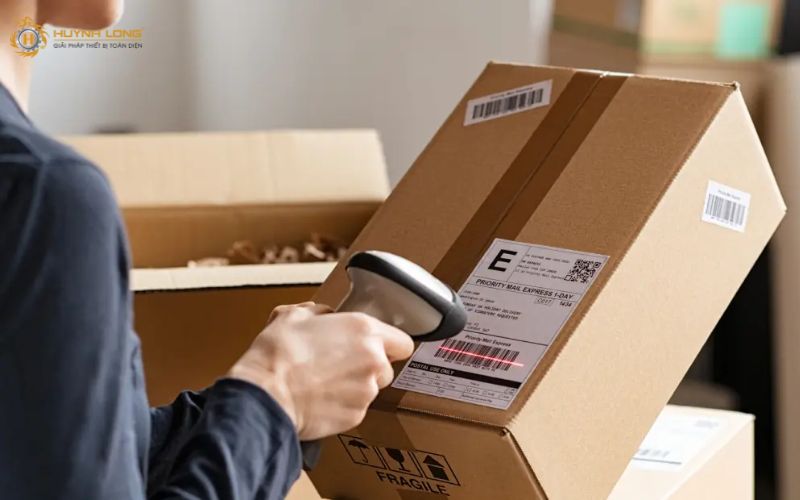 Barcode là gì? Ứng dụng mã barcode trong lưu thông hàng hóa 7 Trong vận chuyển và logistic, mỗi kiện hàng đều có mã barcode riêng để theo dõi trạng thái vận chuyển, phân loại và giao nhận đúng tuyến
