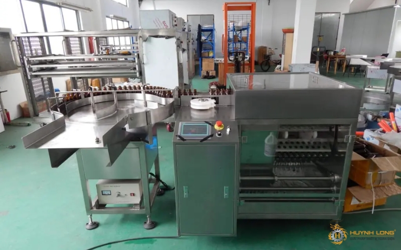 Dây chuyền chiết rót nước đóng chai gồm có những máy nào 2 Máy rửa chai giúp loại bỏ bụi bẩn bên trong chai trước khi tiến hành chiết rót