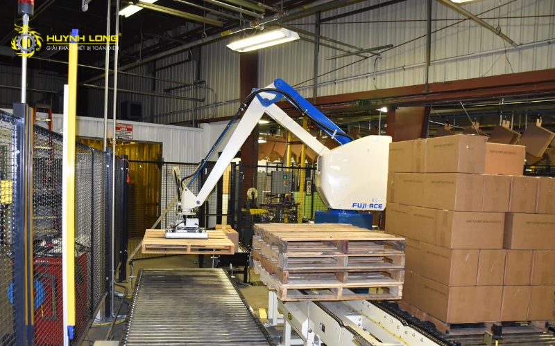 Cánh tay robot là gì? Ứng dụng của cánh tay robot trong thực tế 7 Cánh tay robot được ứng dụng nhiều trong bốc xếp hàng hoá trên pallet, thùng carton hoặc bao sản phẩm cỡ lớn