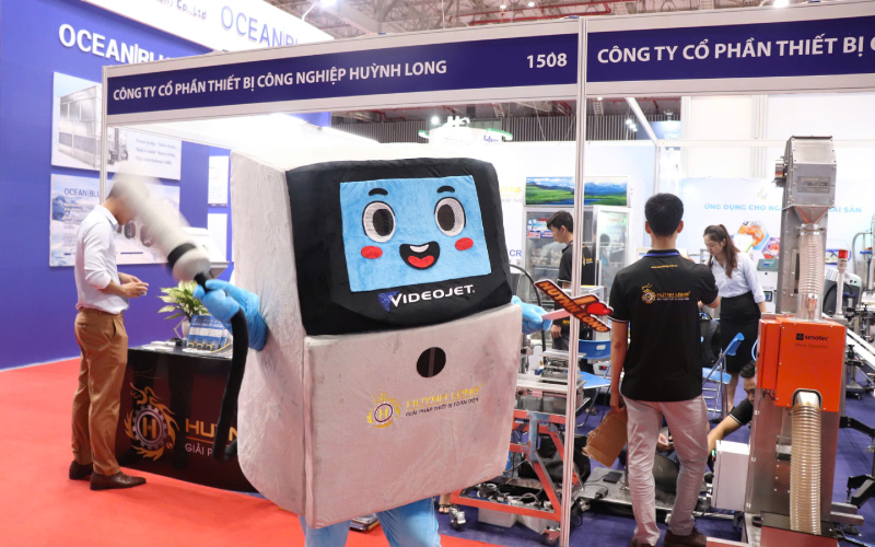 Giao lưu cùng Mascot Huỳnh Long tại triển lãm Vietfish