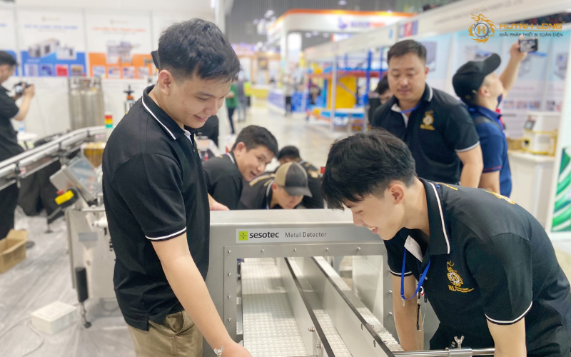 Hinh anh ky thuat vien chuan bi cho trien lam 6