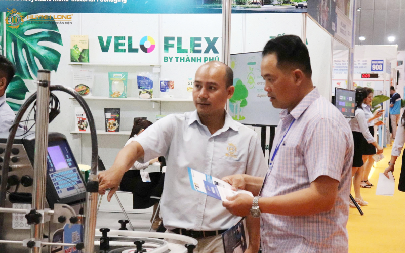 Hoạt động tư vấn và chia sẻ thông tin tại gian hàng Huỳnh Long trong khuôn khổ triển lãm Vietfish 2025