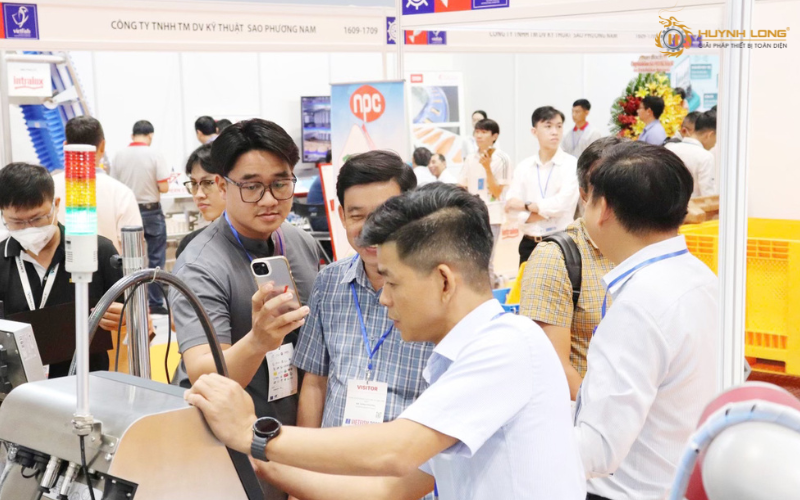 Hoạt động tư vấn và chia sẻ thông tin tại gian hàng Huỳnh Long trong khuôn khổ triển lãm Vietfish 2025