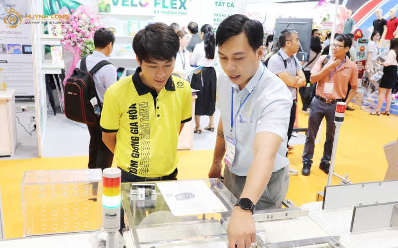 Hoạt động tư vấn và chia sẻ thông tin tại gian hàng Huỳnh Long trong khuôn khổ triển lãm Vietfish 2025