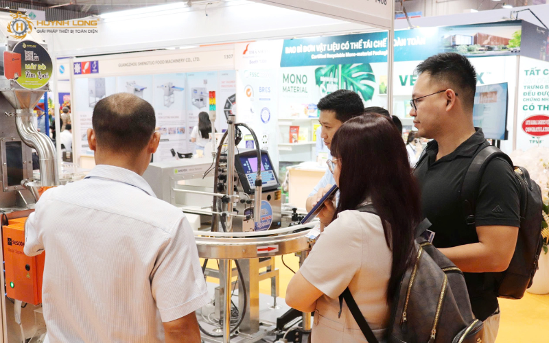 Hoạt động tư vấn và chia sẻ thông tin tại gian hàng Huỳnh Long trong khuôn khổ triển lãm Vietfish 2025