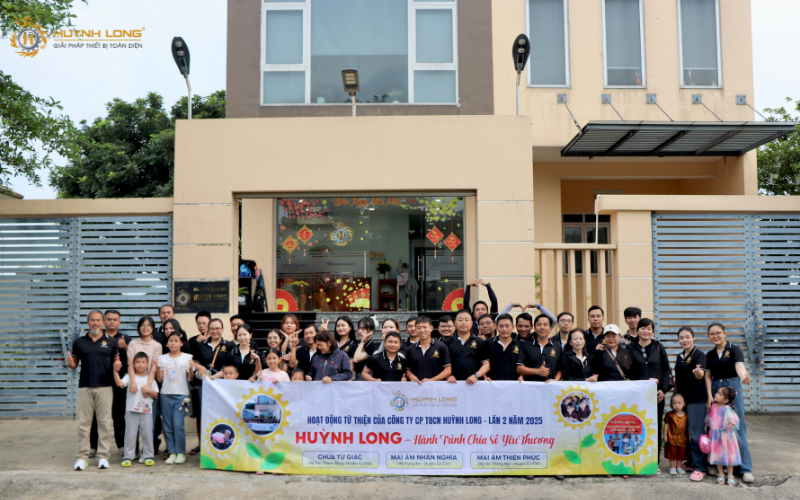 Hành trình chia sẻ yêu thương của Huỳnh Long - Đợt 2 2 Tập thể CBNV Huỳnh Long cùng checkin kỉ niệm trước chuyến đi thiện nguyện ngày 6/9/2025