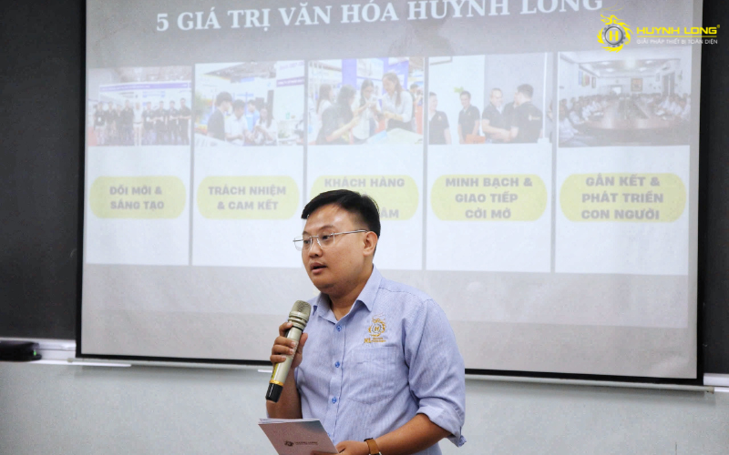 Huỳnh Long tổ chức truyền thông văn hoá nội bộ năm 2025 8 Anh Võ Sơn Lâm - Trưởng phòng Marketing đang trình bày về nội dung 5 giá trị văn hoá Huỳnh Long