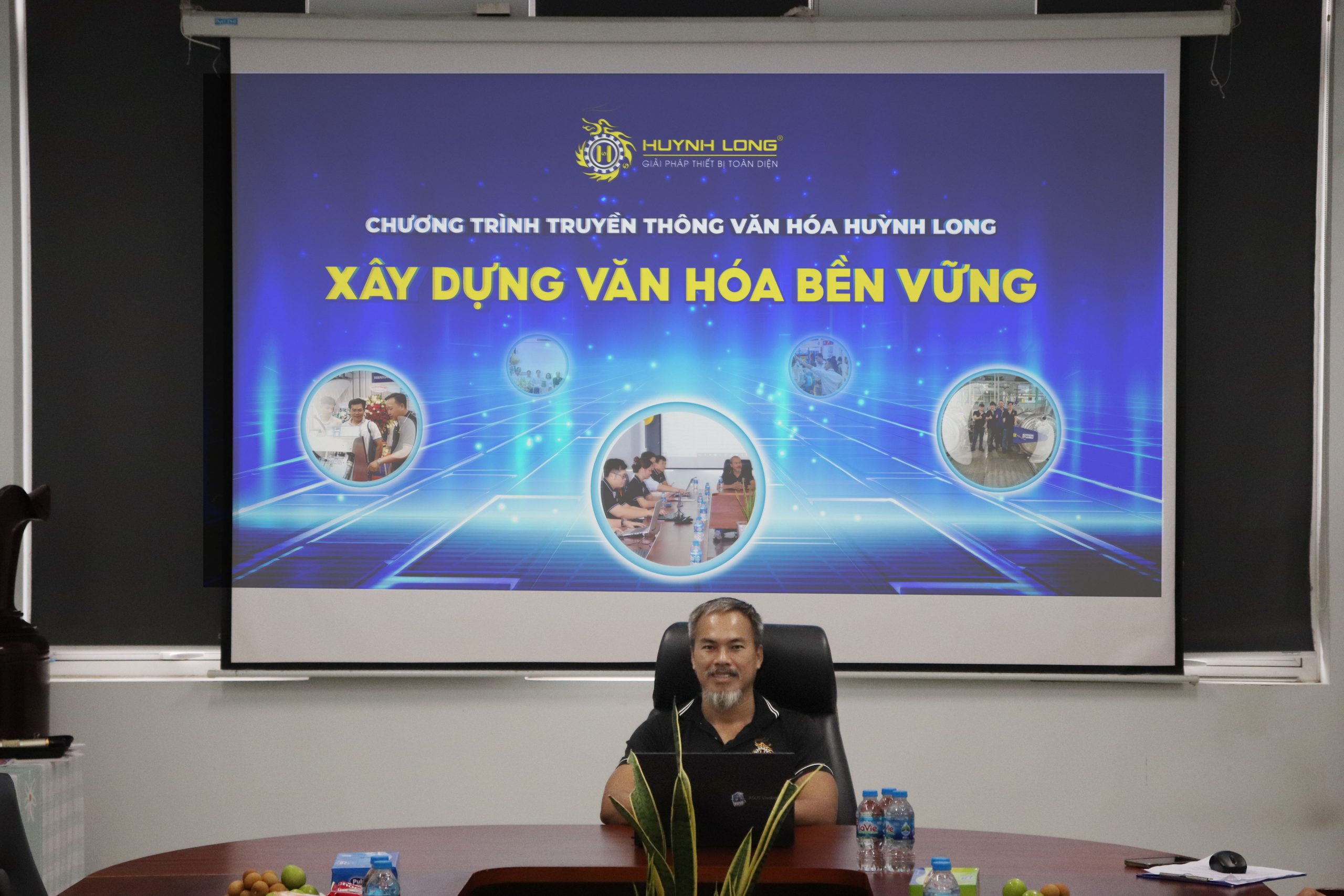 Huỳnh Long tổ chức truyền thông văn hoá nội bộ năm 2025 2 Ông Huỳnh Long Đảm - Tổng giám đốc Huỳnh Long tại phòng họp diễn ra truyền thông văn hoá nội bộ Huỳnh Long