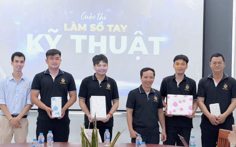 Các kỹ thuật viên nhận thưởng trong buổi công bố tại phòng họp Công ty