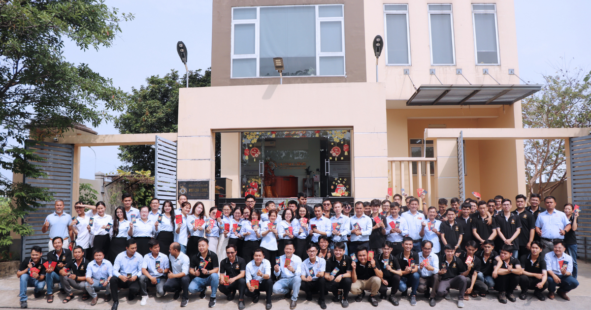 Toàn thể cán bộ nhân viên của đại gia đình Huỳnh Long.